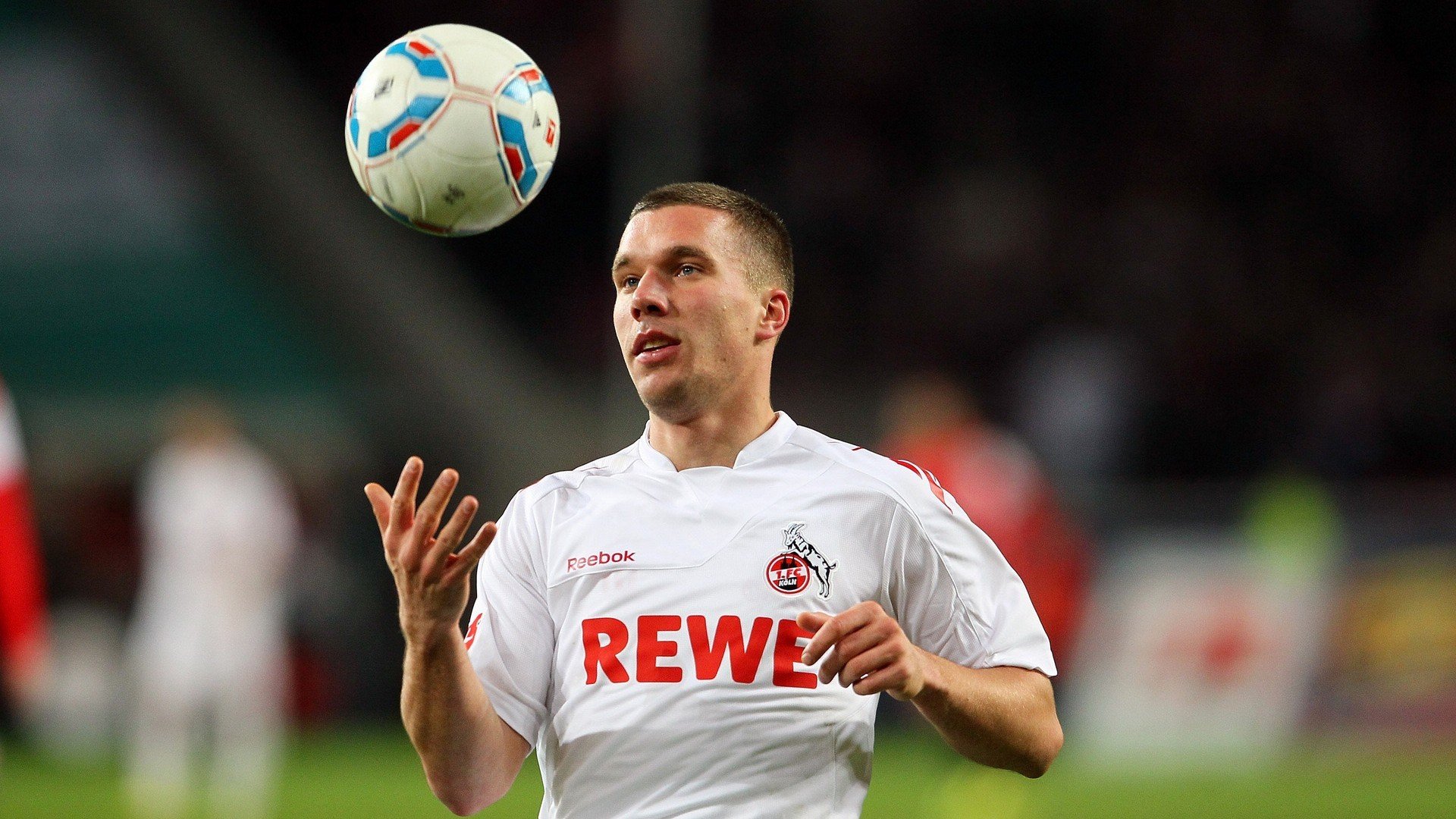 九游娱乐app下载-城市夜空激光划水，科技与运动的梦幻结合，夜空中的激光束